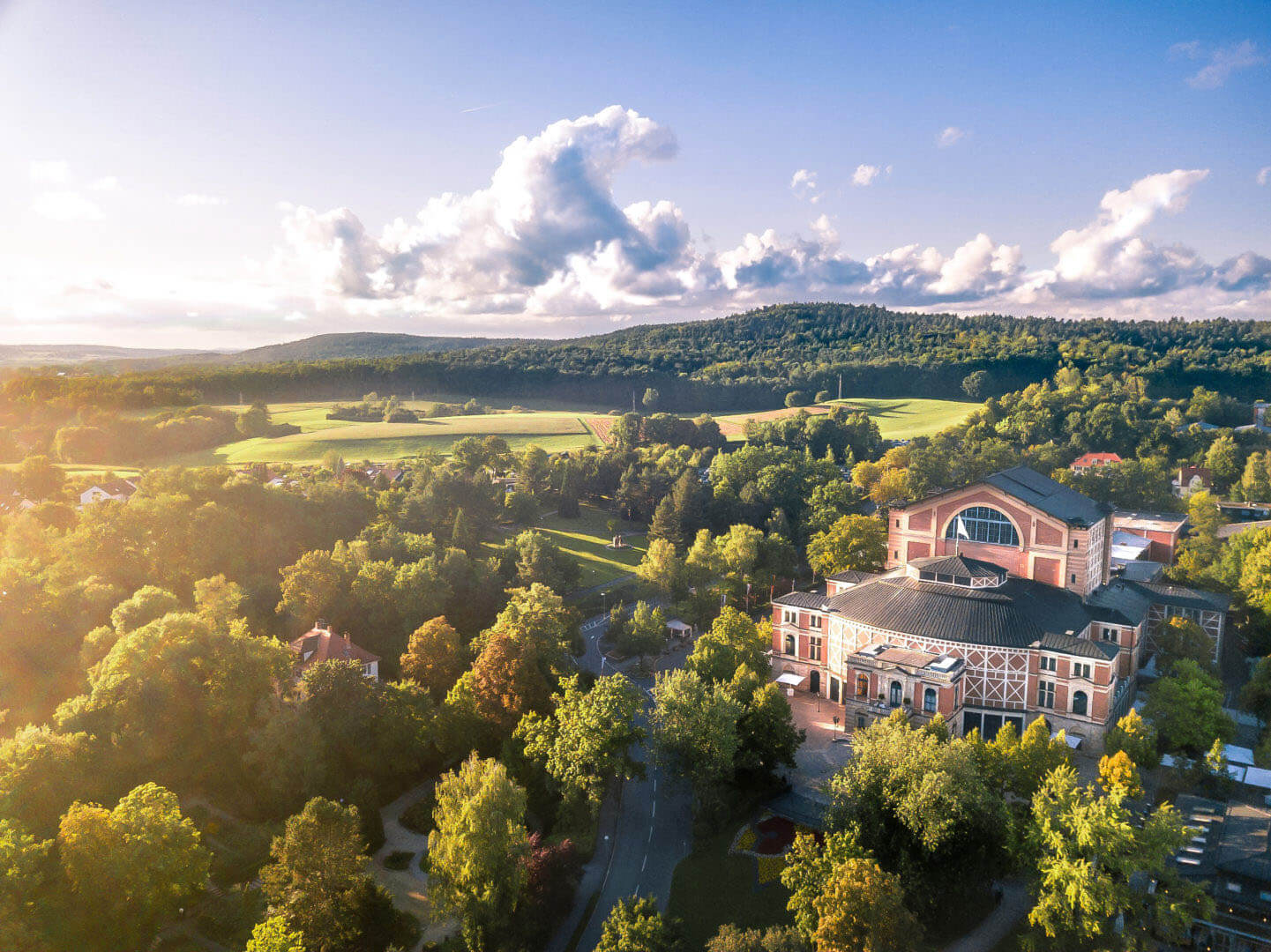 Festspielhaus Bayreuth im Sonnenuntergang