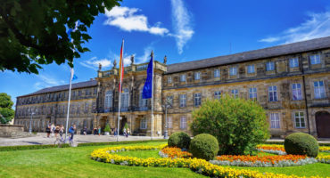 Das Neue Schloss am Hofgarten sehen Sie auf dem Stadtrundgang