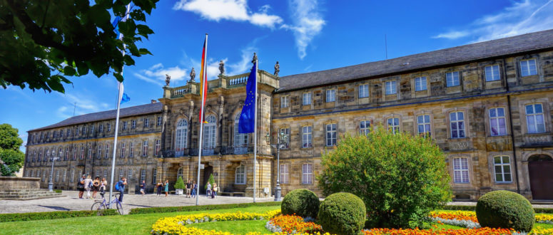 Das Neue Schloss am Hofgarten sehen Sie auf dem Stadtrundgang