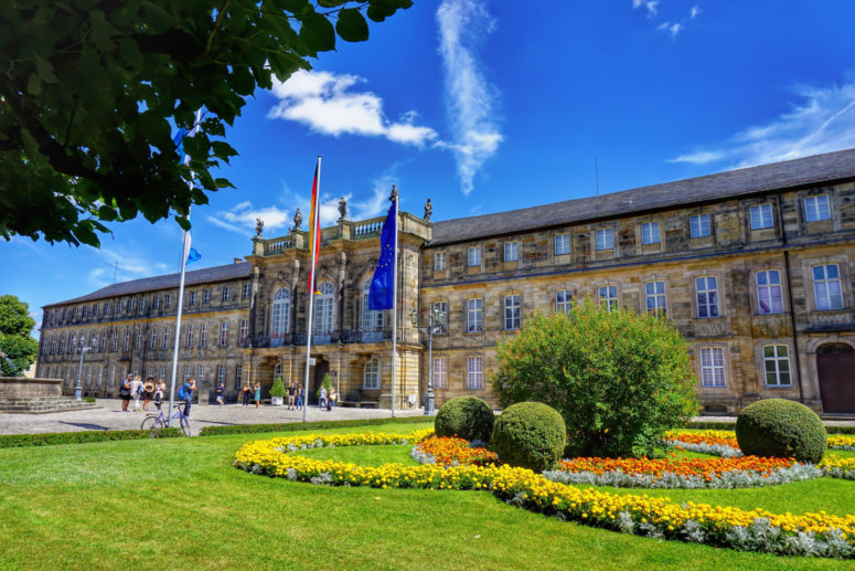 Das Neue Schloss am Hofgarten sehen Sie auf dem Stadtrundgang