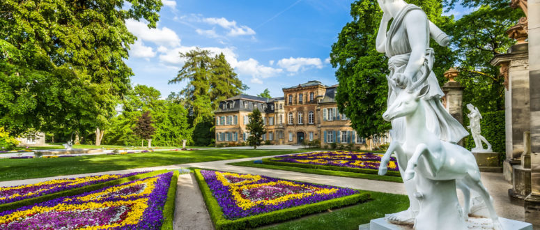 Eisen­bahnweg mit dem Schloss Fantaisie