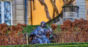 Sitzende Statue der Markgräfin Wilhelmine auf einer Parkbank in Bayreuth