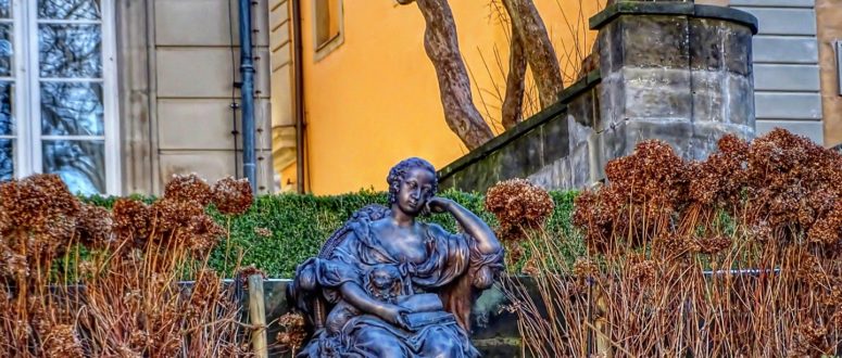 Sitzende Statue der Markgräfin Wilhelmine auf einer Parkbank in Bayreuth