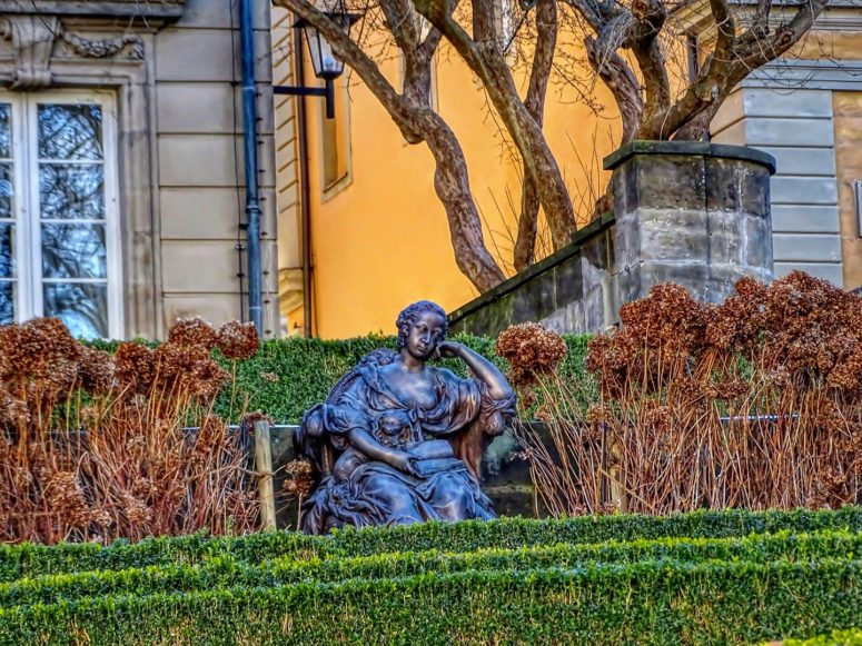 Sitzende Statue der Markgräfin Wilhelmine auf einer Parkbank in Bayreuth