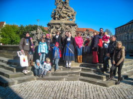 Kinder bei der Kinderführung am Markgrafenbrunnen vor dem Neuen Schloss