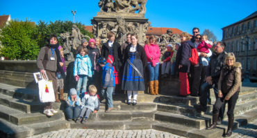 Kinder bei der Kinderführung am Markgrafenbrunnen vor dem Neuen Schloss