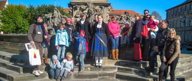 Kinder bei der Kinderführung am Markgrafenbrunnen vor dem Neuen Schloss
