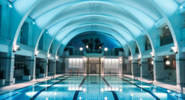 Beleuchtete Wasserfläche im Stadtbad.