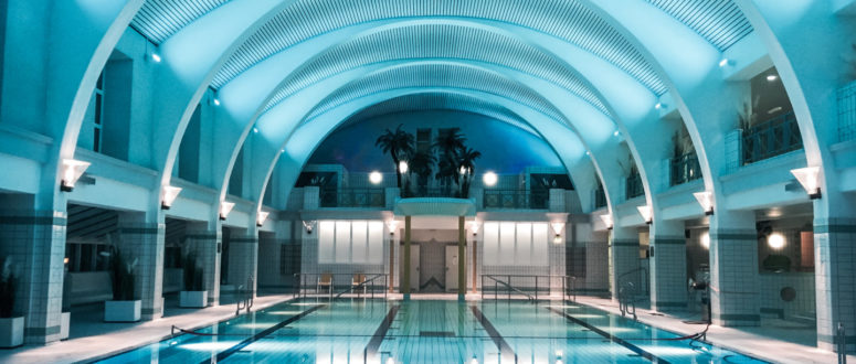 Beleuchtete Wasserfläche im Stadtbad.