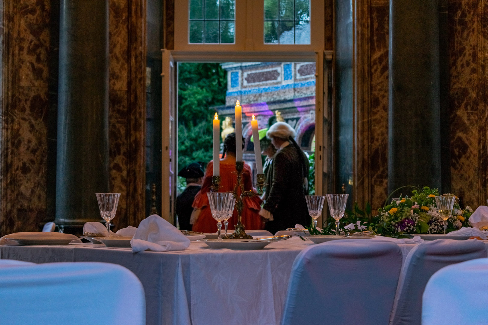 Abendmahl der Hofgesellschaft zum Sommernachtsfest