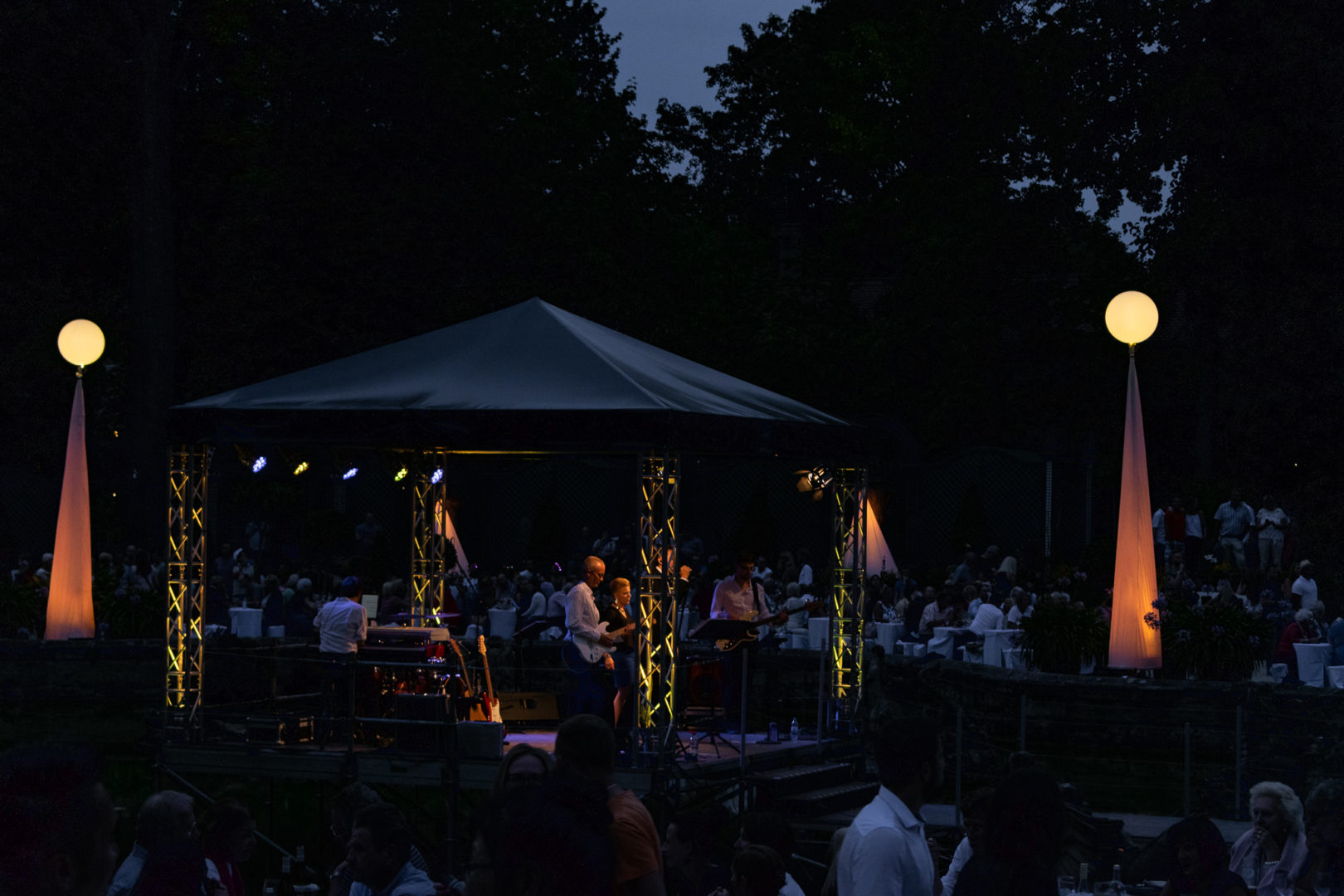 Band auf der Bühne im Brunnen der Orangerie
