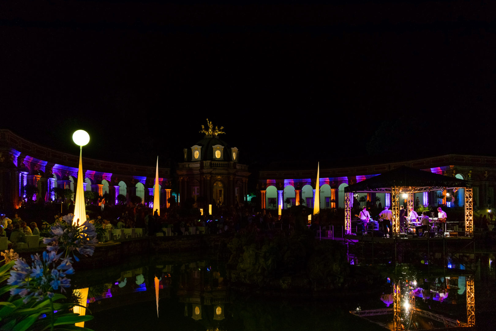 Beleuchteter Sonnentempel bei Nacht