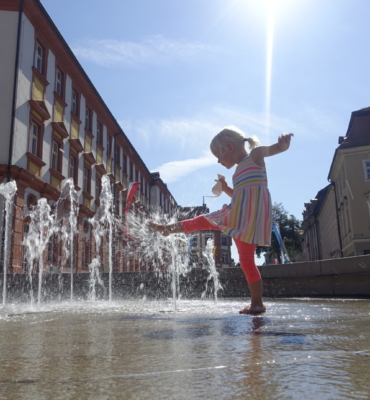 spielendes Kind am Marktplatz