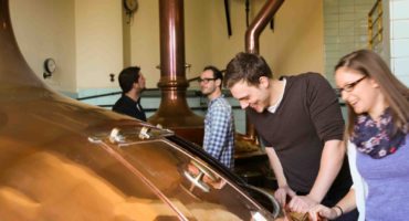 Besucher der Maisels-Bier-Erlebnis-Welt, einem Bestandteil der Bayreuther Biertour