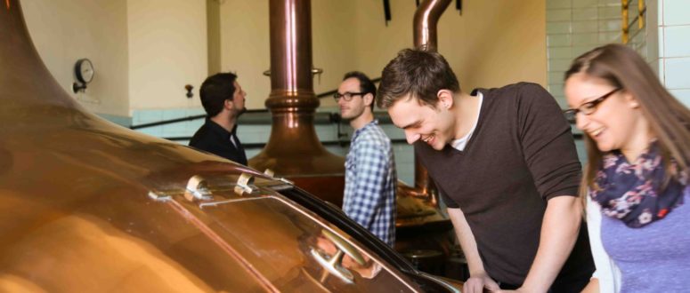 Besucher der Maisels-Bier-Erlebnis-Welt, einem Bestandteil der Bayreuther Biertour