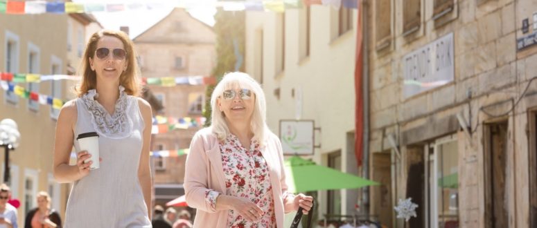 zwei Frauen in der Innenstadt von Bayreuth