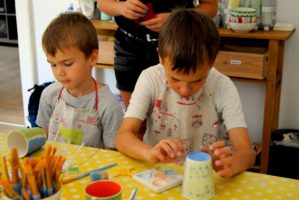 Jungs beim Becher bemalen