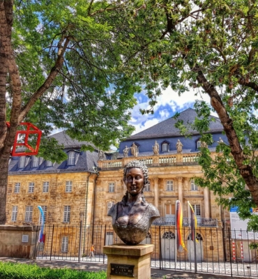 Blick auf das Opernhaus vom Mariengärtlein mit einer Büste der Wilhelmine