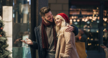 Glückliches Pärchen shoppt Weihnachtsgeschenke