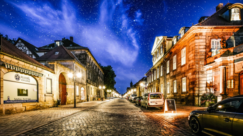 Blick auf die Friedrichsstraße bei Nacht