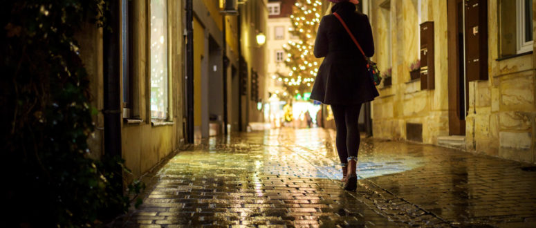 Frau alleine in winterlicher Gasse