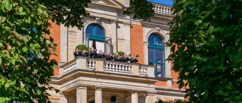 Blick auf den Balkon am Festspielhaus mit den Musikern