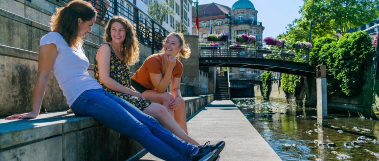 Drei junge Frauen am "Canale Grande" in Bayreuth - (c) BMTG Kratzer