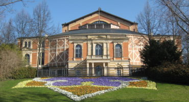 Festspielhaus im Frühling