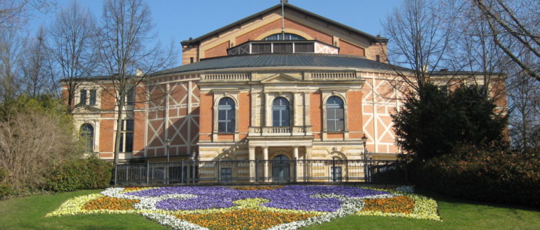 Festspielhaus im Frühling