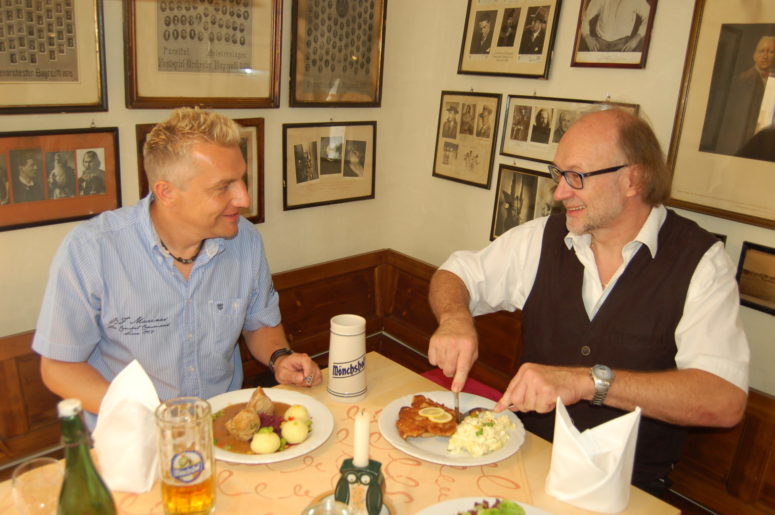 Zwei Männer beim Essen in der Eule 
