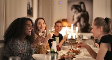 Gut gelaunte Menschen im Restaurant