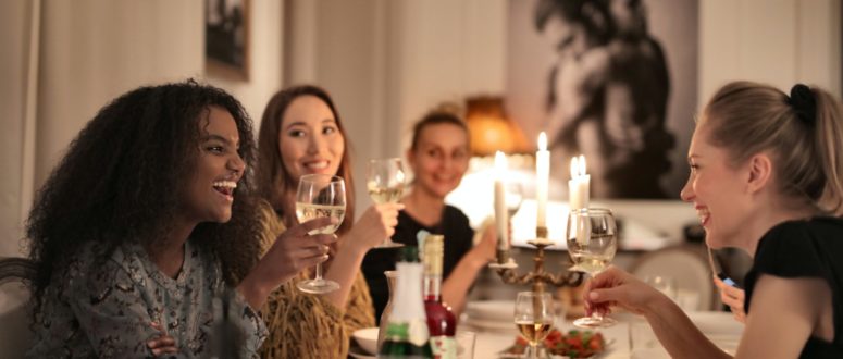 Gut gelaunte Menschen im Restaurant