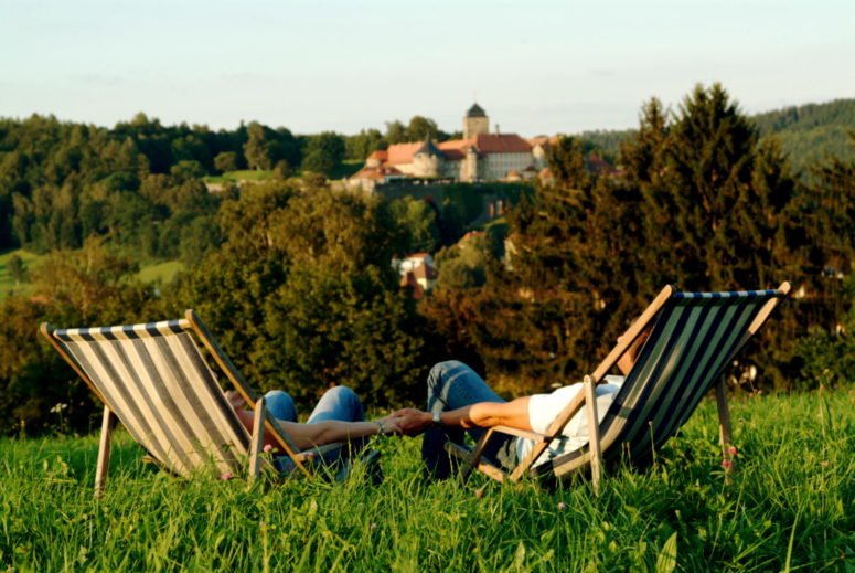 Ein Paar entspannt sich auf dem Rosenberg in Kronach 