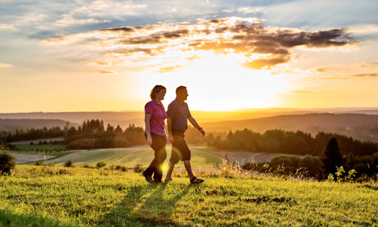 Ein Ehepaar beim Wandern im Frankenwald 