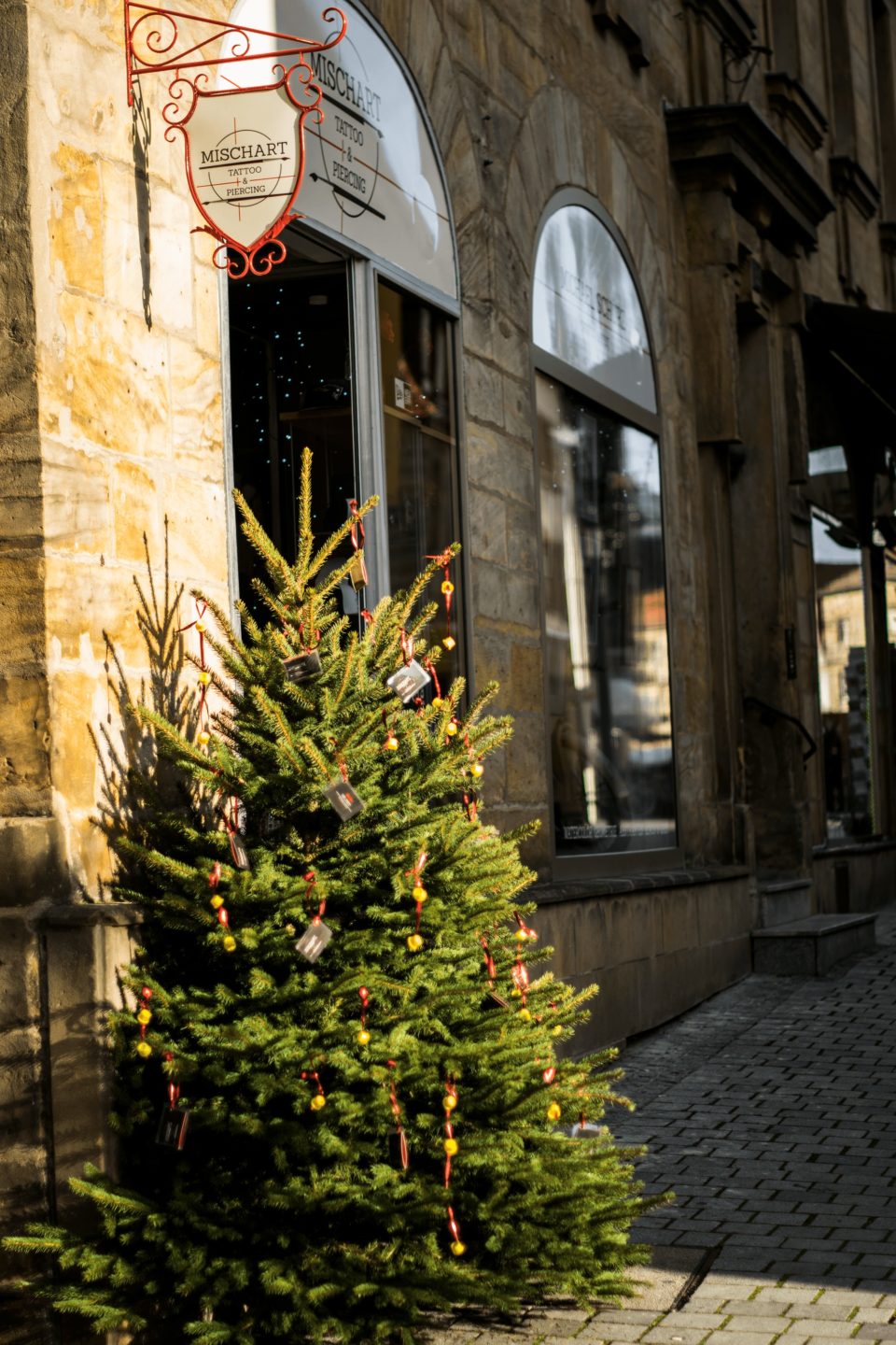 geschmückter Weihnachtsbaum in der Innenstadt Bayreuths