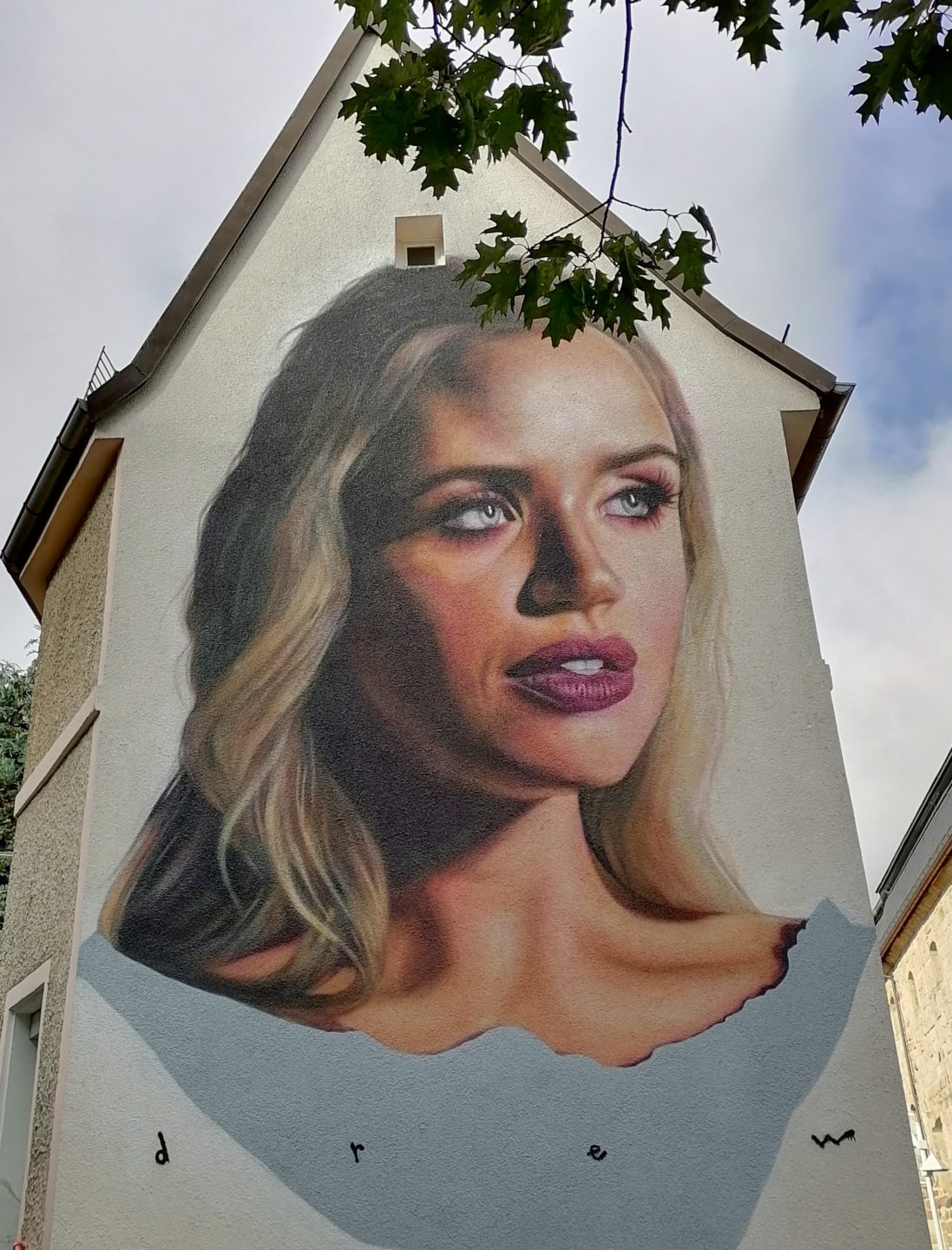 Mural She’s back von Drew Merrit