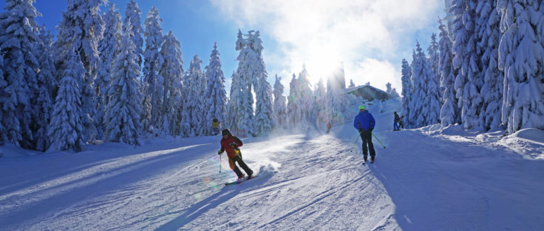 Skifahren am Ochsenkopf im Fichtelgebirge im Winter