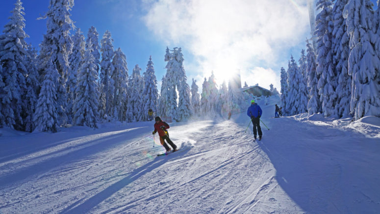 Skifahren am Ochsenkopf im Fichtelgebirge im Winter