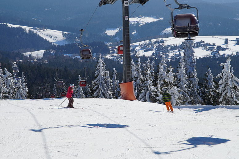 Skifahren am Ochsenkopf im Fichtelgebirge im Winter
