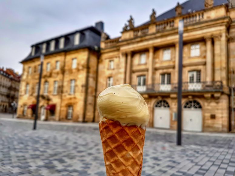 Eis vorm Opernhaus im Frühling genießen