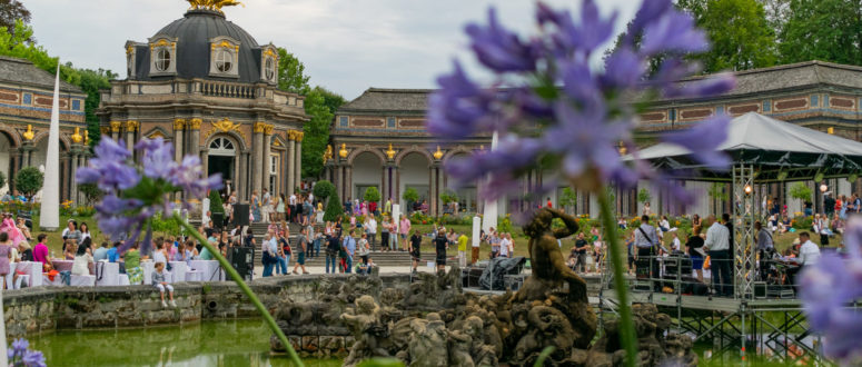 Sommernachtsfest Eremitage Blume vor dem Sonnentempel