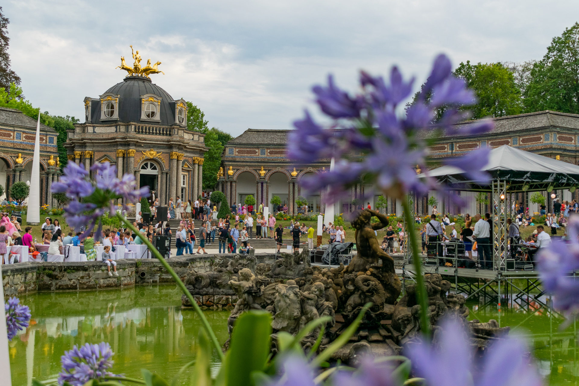 Sommernachtsfest Eremitage Blume vor dem Sonnentempel