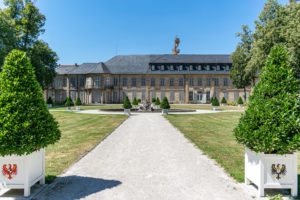 Parkansicht des Neuen Schlosses im Hofgarten