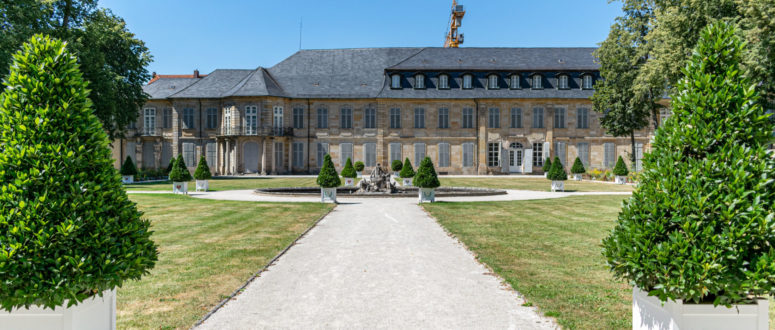 Parkansicht des Neuen Schlosses im Hofgarten