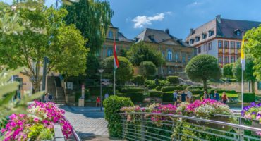 Schlossterrassen mit Blick auf Gontardhäuser und Altes Schloss (c) Bayreuth Marketing & Tourismus GmbH, Meike Kratzer