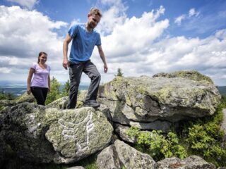Wanderer am Ochsenkopf (c)Tourismuszentrale Fichtelgebirge F.Trykowski
