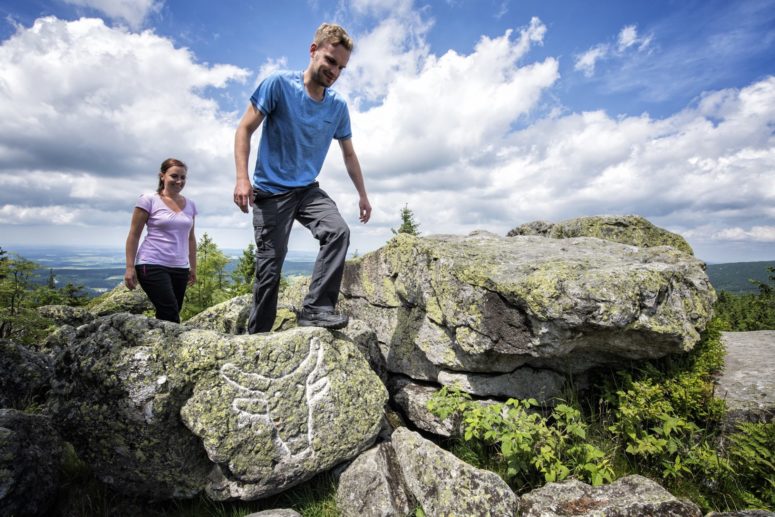 Wanderer am Ochsenkopf (c)Tourismuszentrale Fichtelgebirge 