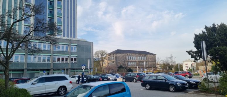 Parkende Autos am Rathausparkplatz in Bayreuth