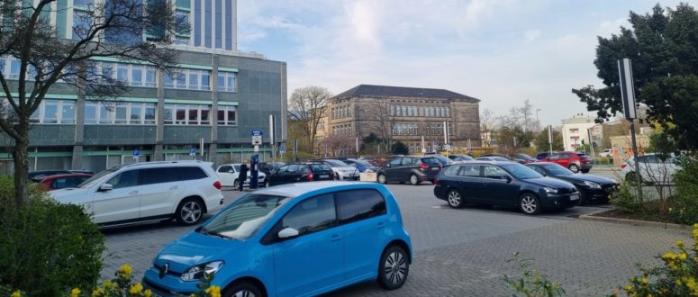 Parkende Autos am Rathausparkplatz in Bayreuth