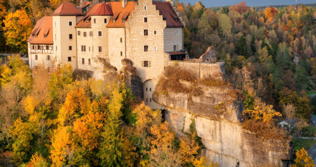 Herbstliche Burg Rabenstein (c) Mikhail-Butovskiy